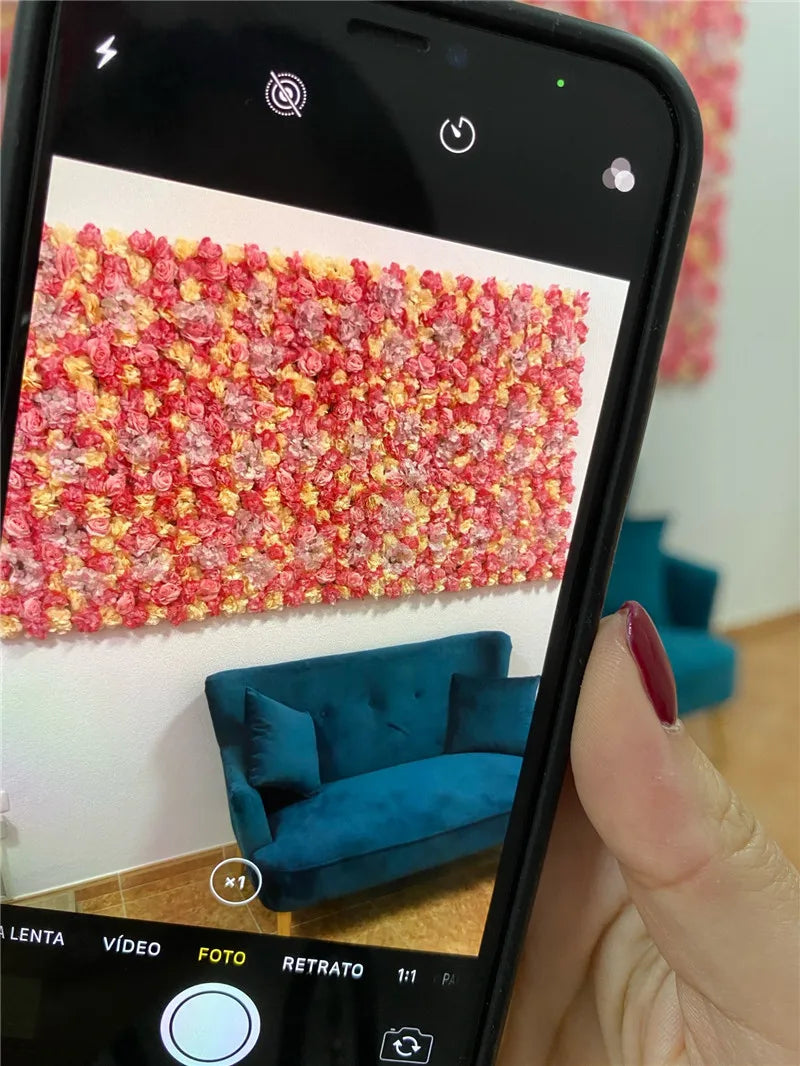 Różowy jedwabny panel z kwiatami różowymi jako sztuczne tło kwiatowe do dekoracji ślubnej.