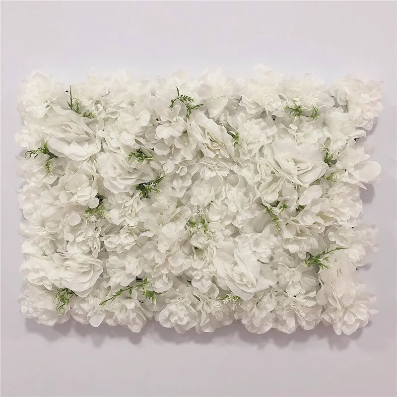 Różowy jedwabny panel z kwiatami różowymi jako sztuczne tło kwiatowe do dekoracji ślubnej.