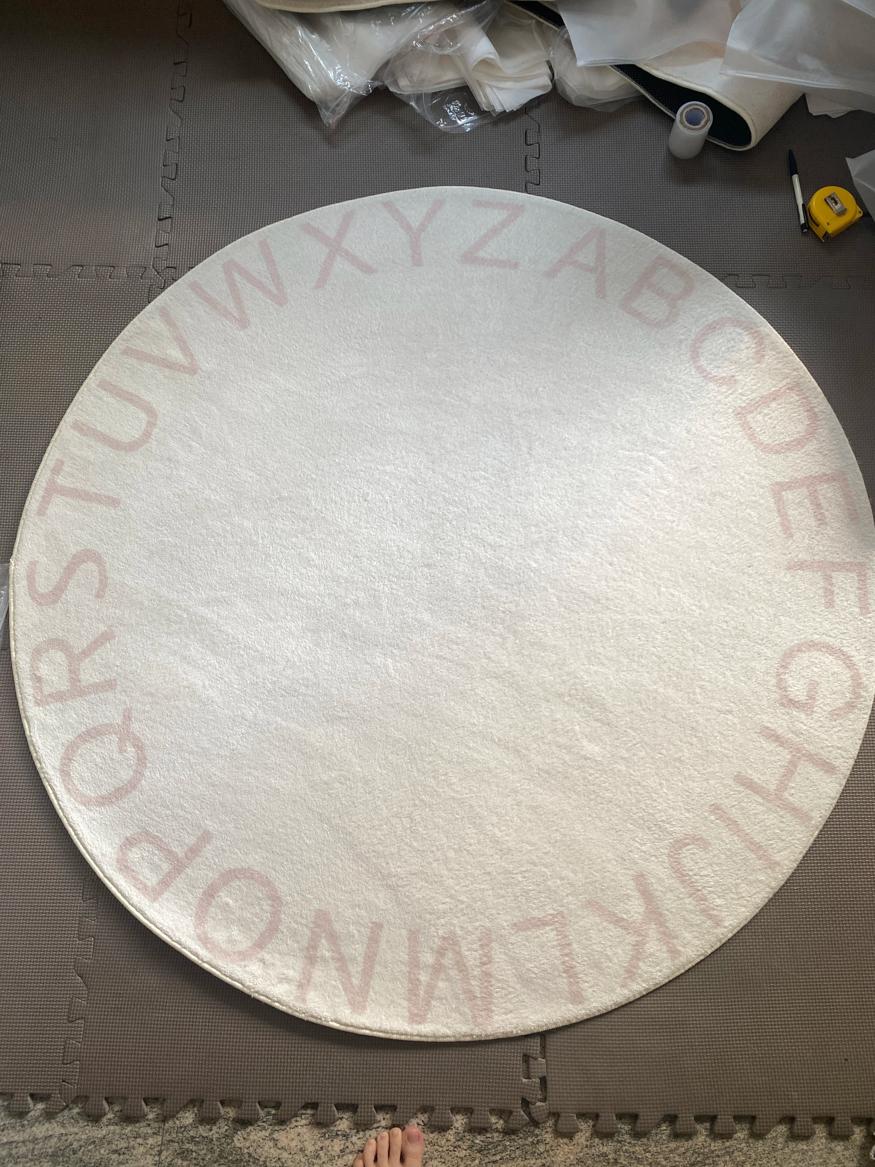 Okrągły puszysty dywan do zabawy dla dzieci z alfabetem, miękkie do sypialni dla dzieci .