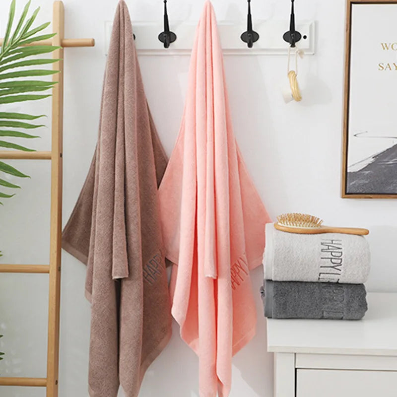 Ręcznik kąpielowy z bawełny do łazienki domowej o wymiarach 70 x 140 cm.