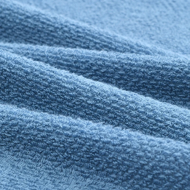 Ręcznik kąpielowy z bawełny do łazienki domowej o wymiarach 70 x 140 cm.