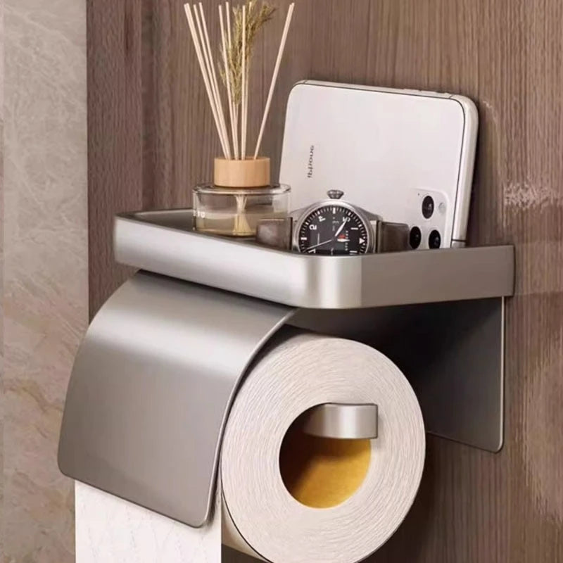 Držiak toaletného papiera do kúpeľne, namontovaný na stenu.