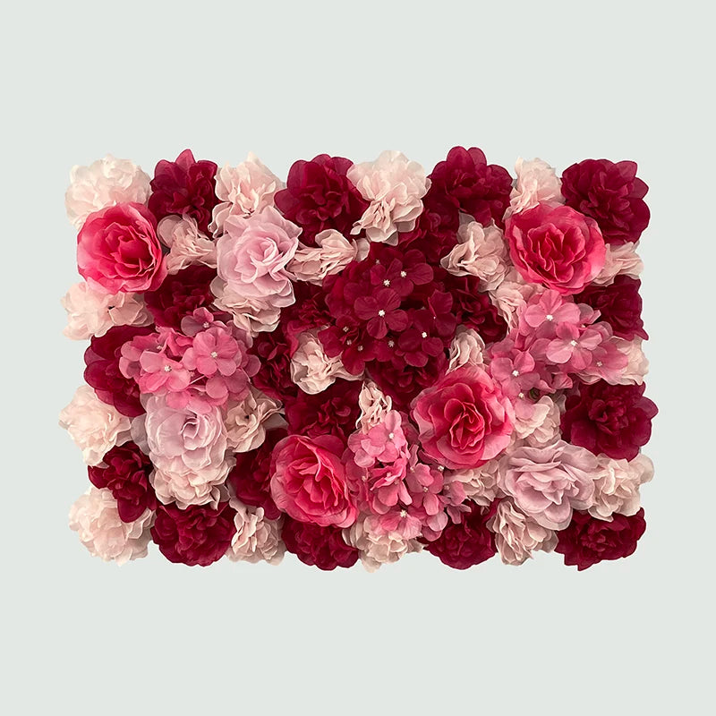 Różowy jedwabny panel z kwiatami różowymi jako sztuczne tło kwiatowe do dekoracji ślubnej.