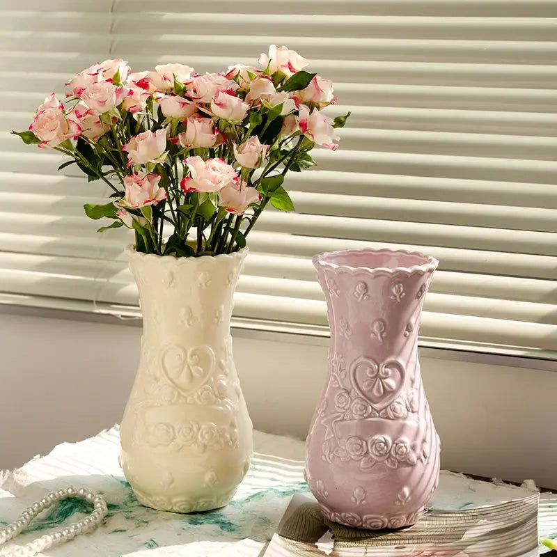 Ozdoby w stylu europejskim Retro Relief Rose Imitacja ceramicznej wazonu Salon Senior Sense.