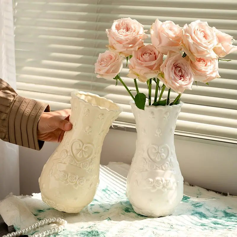 Ozdoby w stylu europejskim Retro Relief Rose Imitacja ceramicznej wazonu Salon Senior Sense.