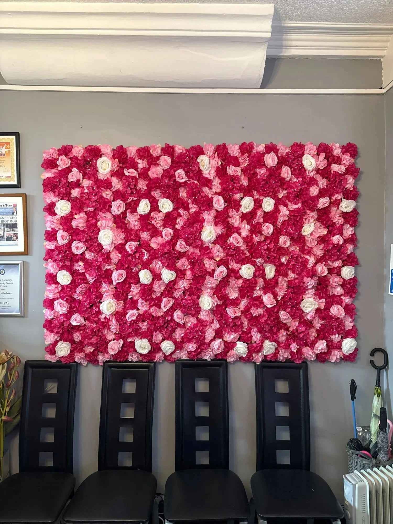 Różowy jedwabny panel z kwiatami różowymi jako sztuczne tło kwiatowe do dekoracji ślubnej.