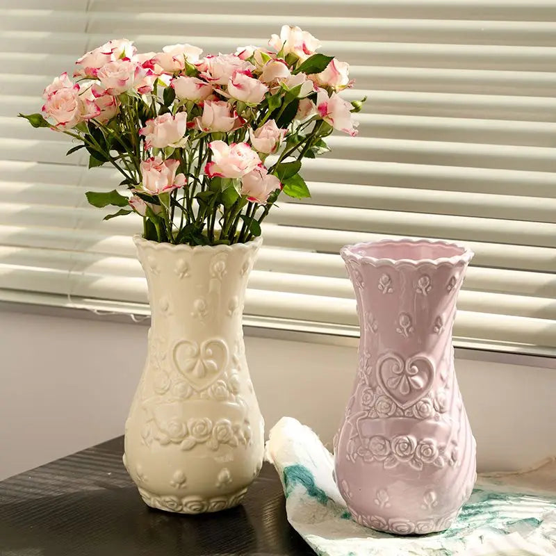 Ozdoby w stylu europejskim Retro Relief Rose Imitacja ceramicznej wazonu Salon Senior Sense.