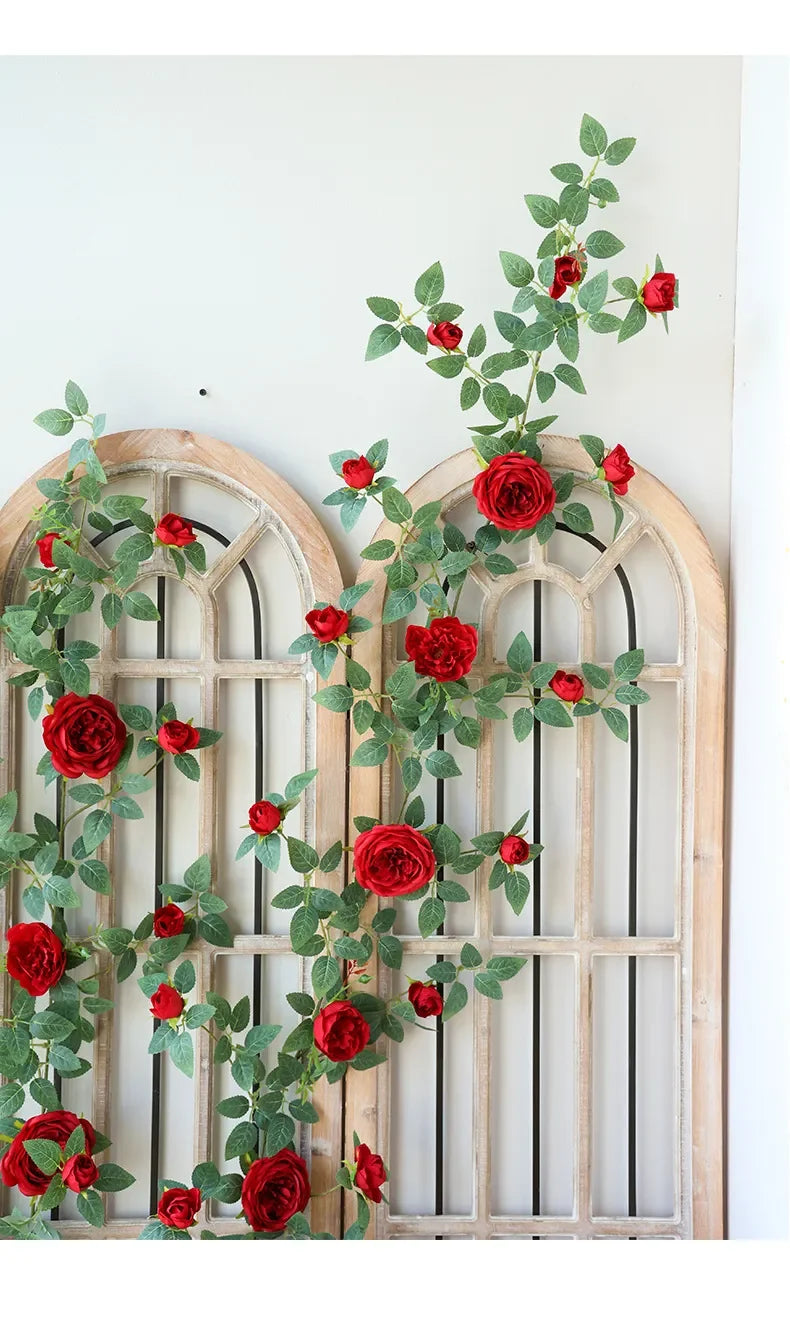 Sztuczne róże winorośli Kwiaty jedwabne Rattanowa dekoracja do kawiarni.