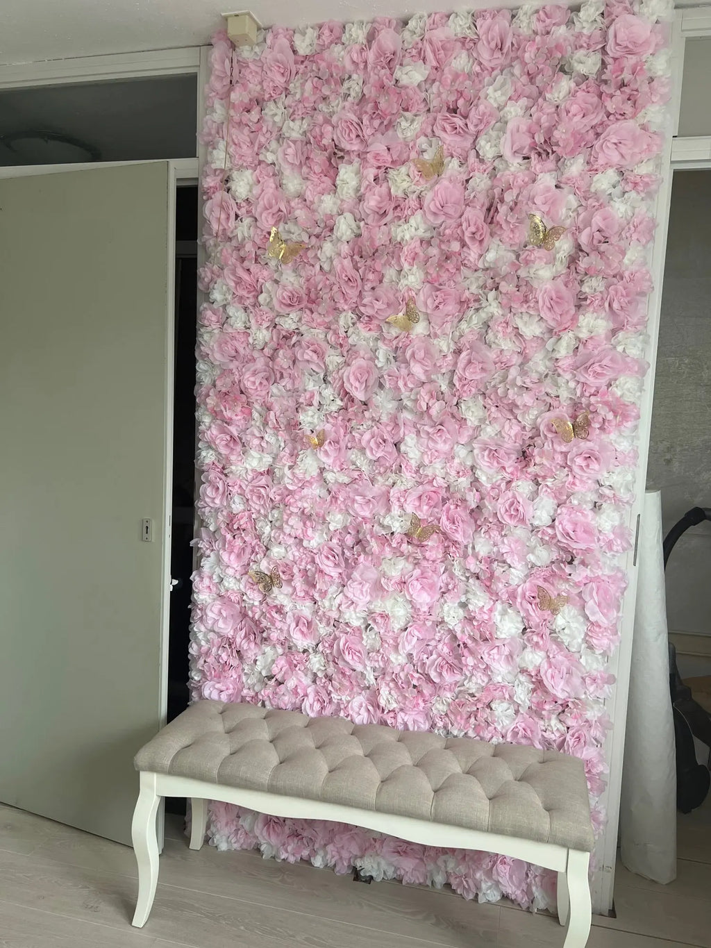 Różowy jedwabny panel z kwiatami różowymi jako sztuczne tło kwiatowe do dekoracji ślubnej.