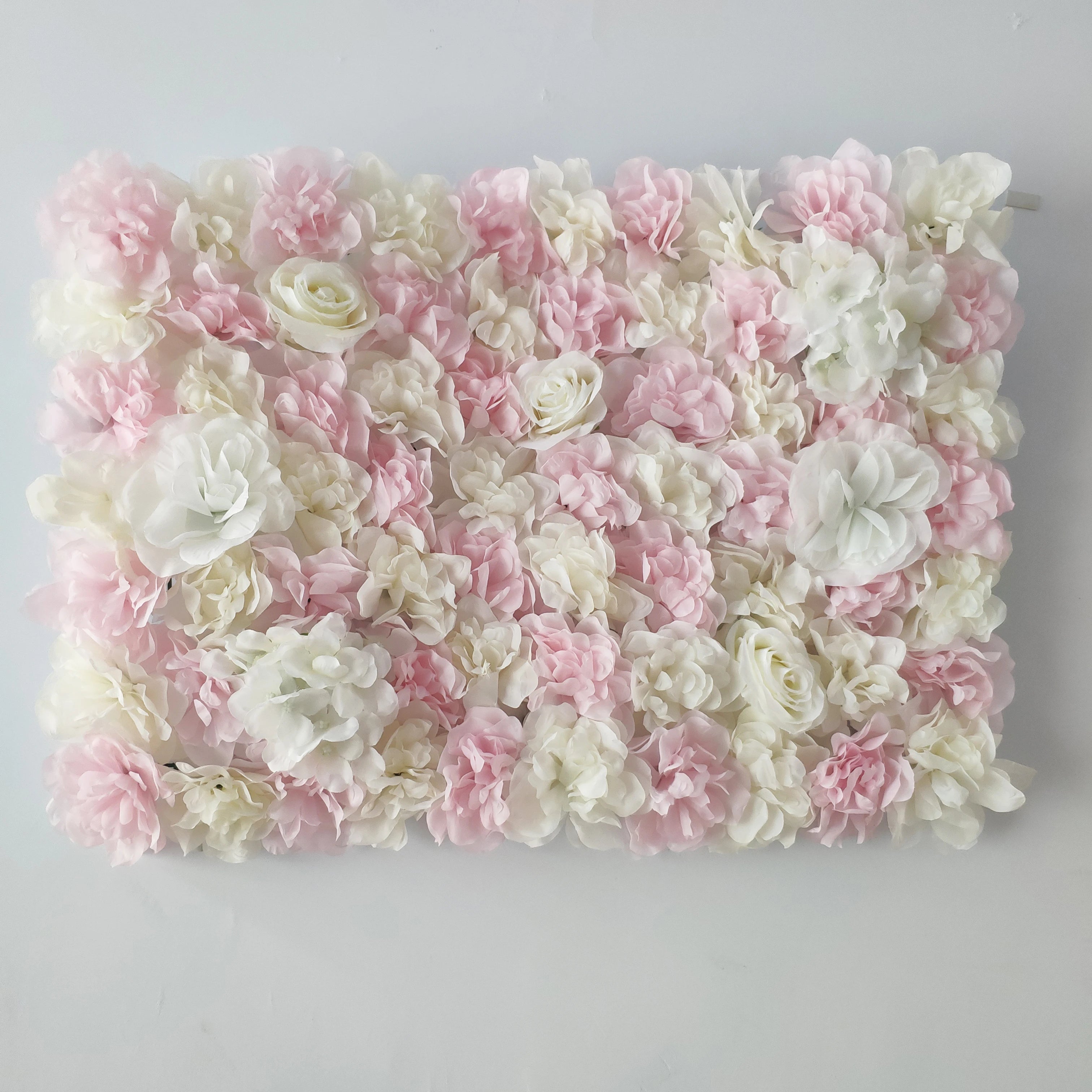 Różowy jedwabny panel z kwiatami różowymi jako sztuczne tło kwiatowe do dekoracji ślubnej.