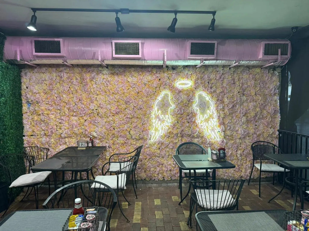 Różowy jedwabny panel z kwiatami różowymi jako sztuczne tło kwiatowe do dekoracji ślubnej.