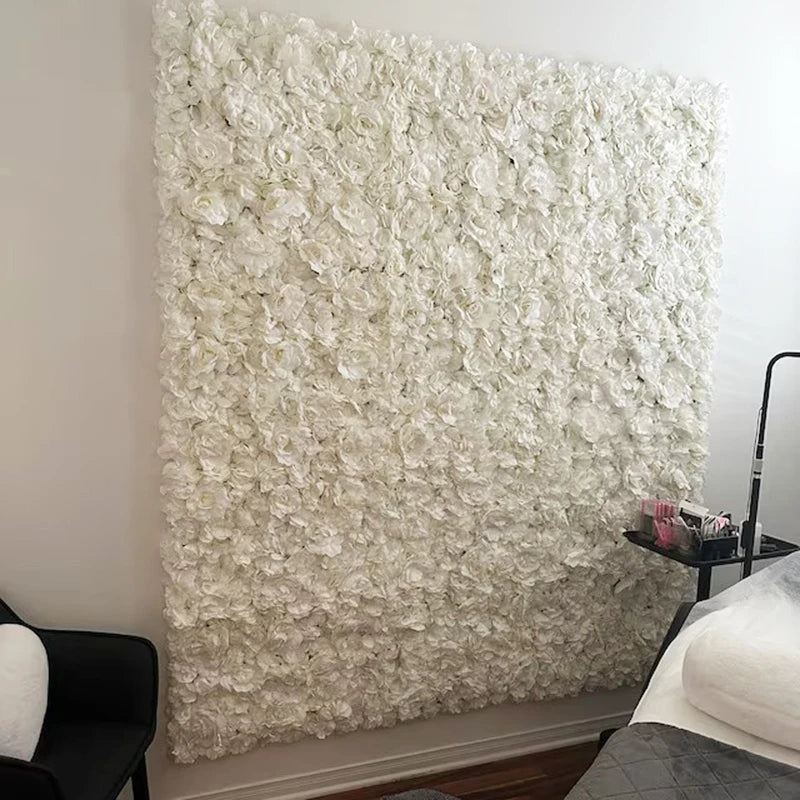 Różowy jedwabny panel z kwiatami różowymi jako sztuczne tło kwiatowe do dekoracji ślubnej.