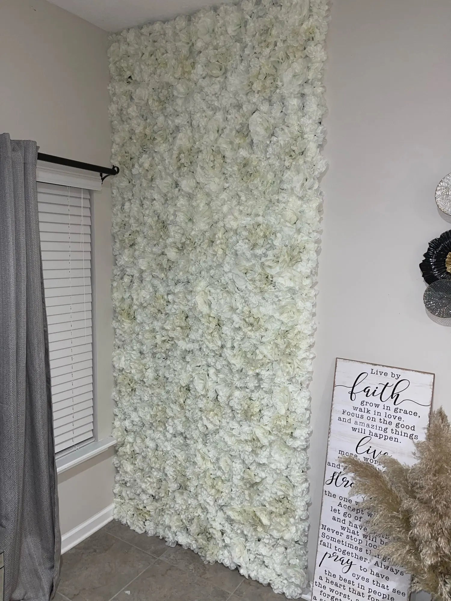 Różowy jedwabny panel z kwiatami różowymi jako sztuczne tło kwiatowe do dekoracji ślubnej.