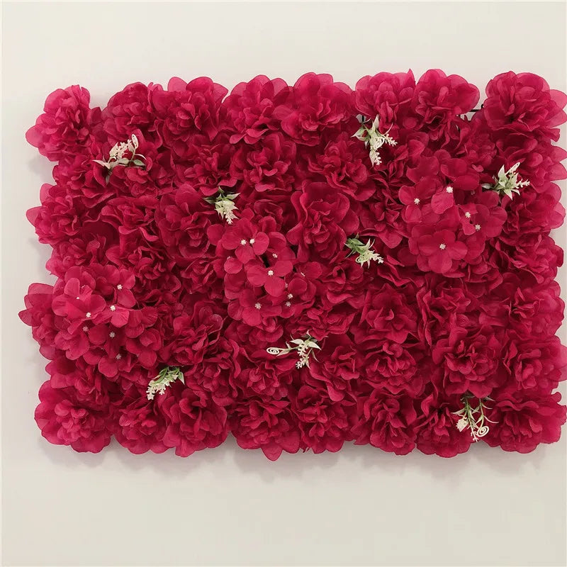 Różowy jedwabny panel z kwiatami różowymi jako sztuczne tło kwiatowe do dekoracji ślubnej.