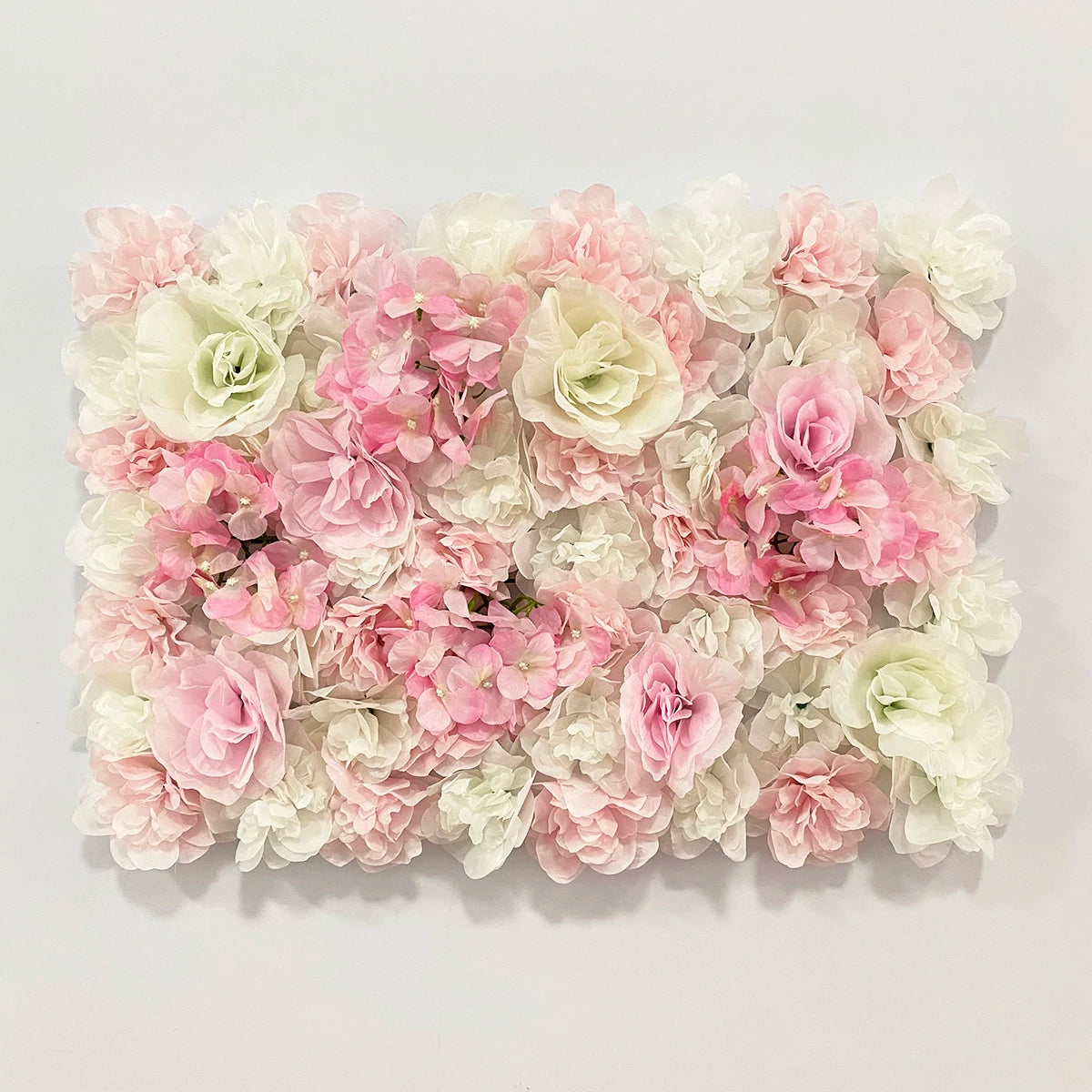 Różowy jedwabny panel z kwiatami różowymi jako sztuczne tło kwiatowe do dekoracji ślubnej.