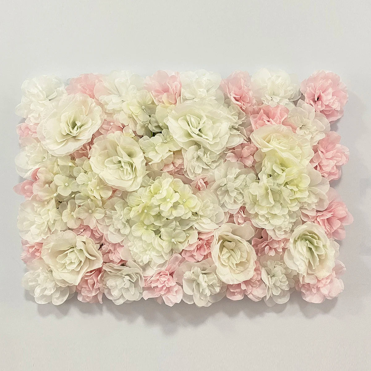 Różowy jedwabny panel z kwiatami różowymi jako sztuczne tło kwiatowe do dekoracji ślubnej.