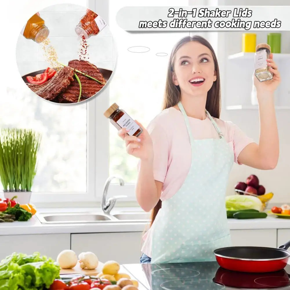 Szklane  słoiki na przyprawy z bambusowymi pokrywkami .