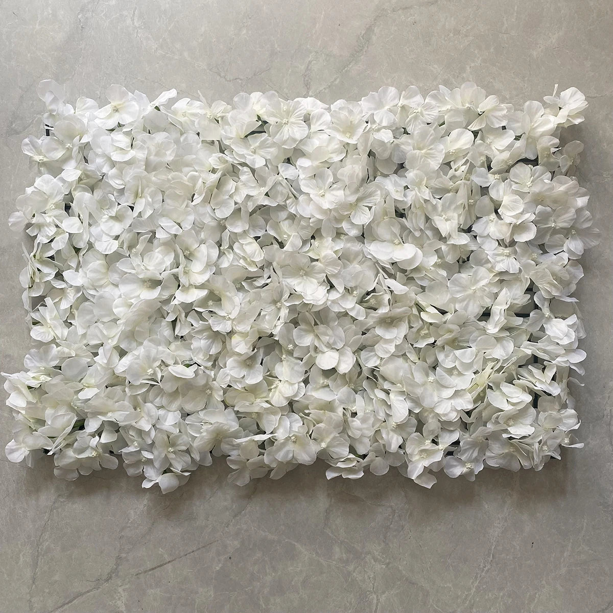 Różowy jedwabny panel z kwiatami różowymi jako sztuczne tło kwiatowe do dekoracji ślubnej.