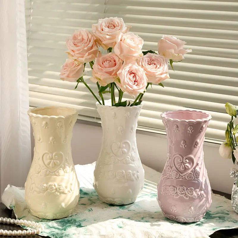 Ozdoby w stylu europejskim Retro Relief Rose Imitacja ceramicznej wazonu Salon Senior Sense.