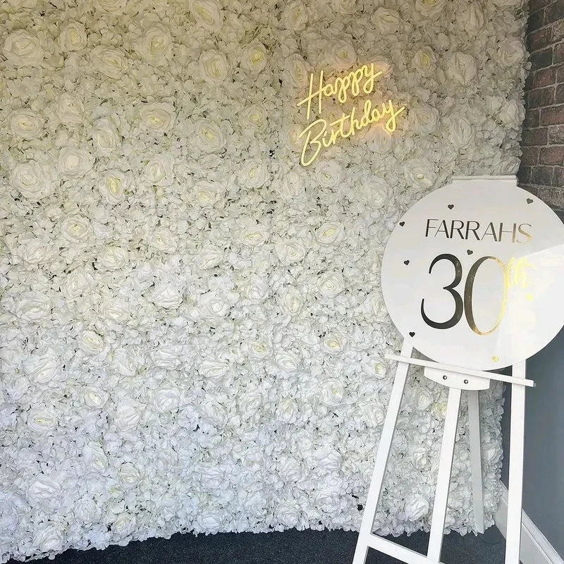 Różowy jedwabny panel z kwiatami różowymi jako sztuczne tło kwiatowe do dekoracji ślubnej.