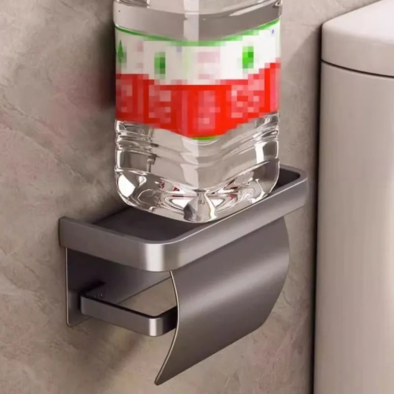 Držiak toaletného papiera do kúpeľne, namontovaný na stenu.