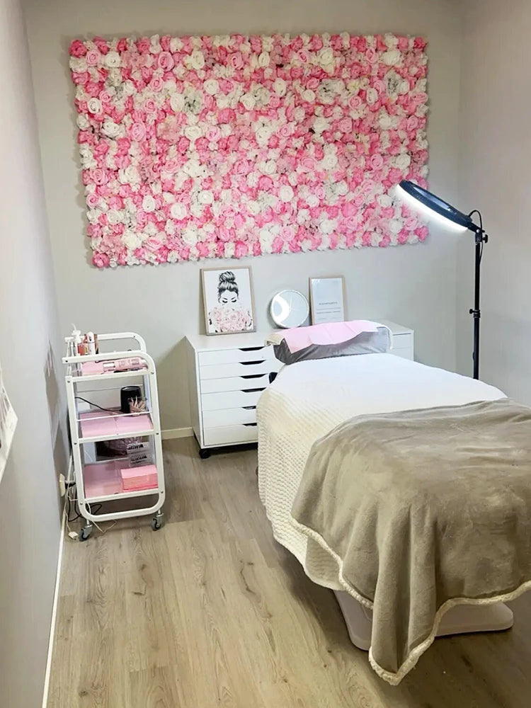 Różowy jedwabny panel z kwiatami różowymi jako sztuczne tło kwiatowe do dekoracji ślubnej.