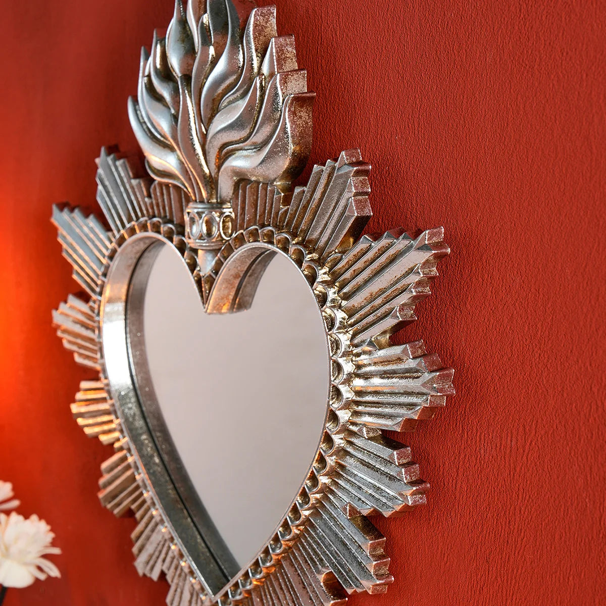 Prosty wiszący wisiorek dekoracyjny w kształcie płomienia świętego serca, ręcznie wykonane lustro wiszące.