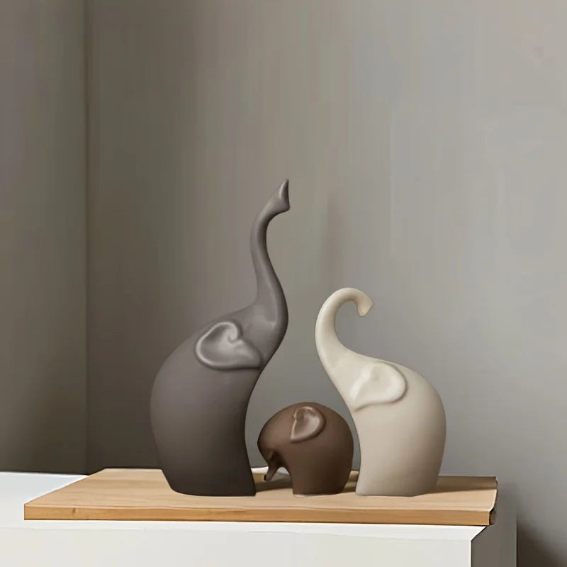 Nordyckie matowe ceramiczne figurki rodziny słoni. Dekoracje do domu.