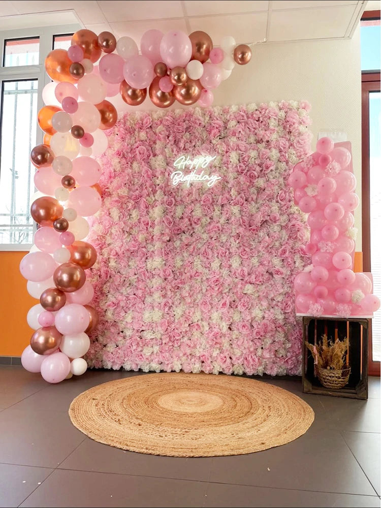 Różowy jedwabny panel z kwiatami różowymi jako sztuczne tło kwiatowe do dekoracji ślubnej.